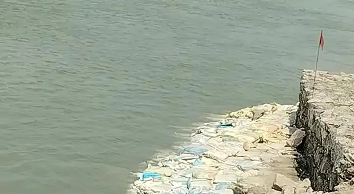 बाढ़ सुरक्षा कार्यों की गुणवत्ता पर उठे सवाल, ग्रामीणों ने लगाया धांधली का आरोप