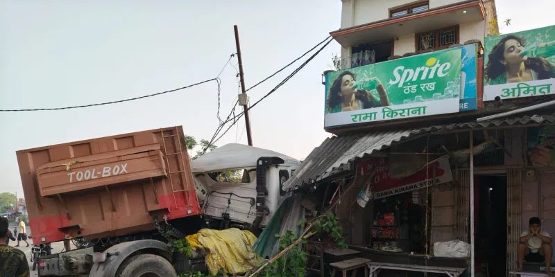 Mau-Rasra Road Accident : तेज रफ्तार ट्रेलर दुकानों में घुसा, लाखों की संपत्ति नष्ट, चालक घायल