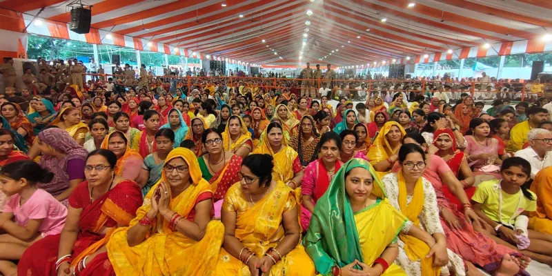 Ballia News: राजन जी महाराज की श्रीराम कथा में उमड़ा आस्था का सैलाब, 2100 कलशों के साथ निकली भव्य शोभायात्रा