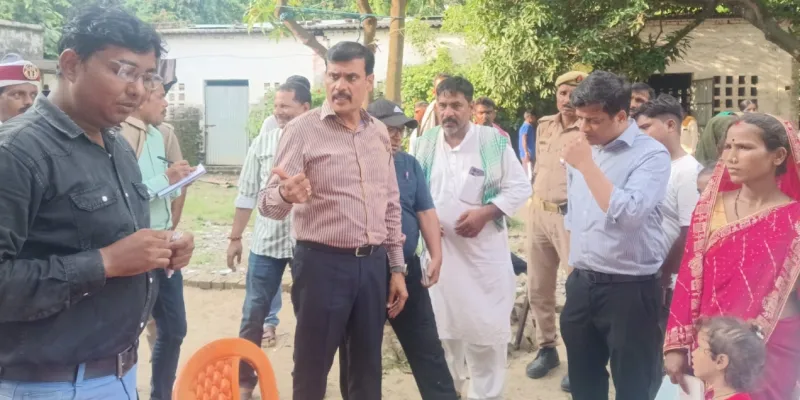 बलिया: बैरिया आपदा कंट्रोल रूम के औचक निरीक्षण में मिली अव्यवस्था, डीएम ने जताई नाराजगी